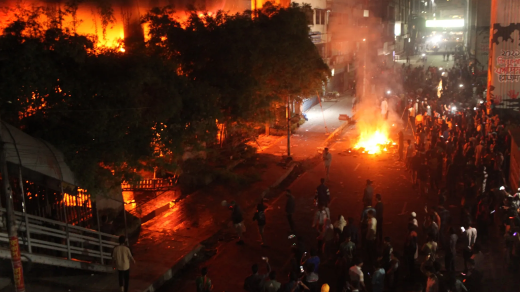 बांग्लादेश में हिंसा के दौरान ढाका की सड़कों पर आगजनी और प्रदर्शन