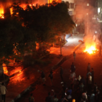 बांग्लादेश में हिंसा के दौरान ढाका की सड़कों पर आगजनी और प्रदर्शन