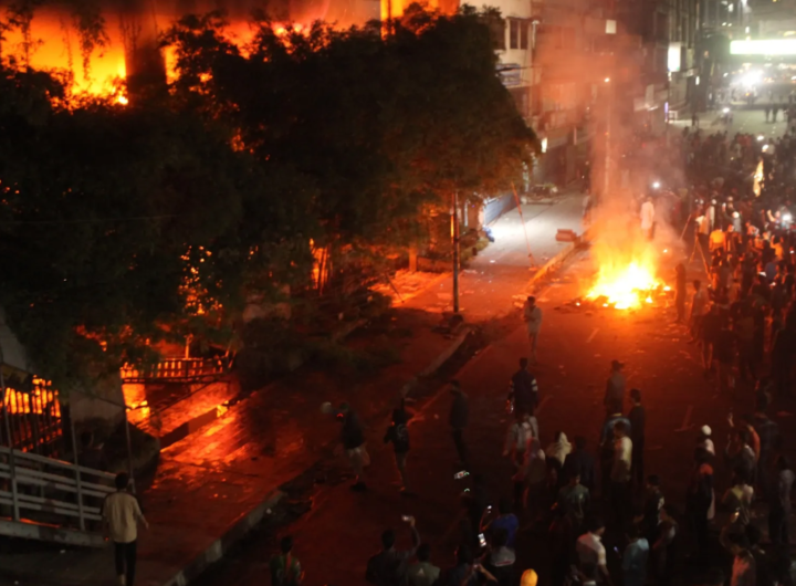 बांग्लादेश में हिंसा के दौरान ढाका की सड़कों पर आगजनी और प्रदर्शन