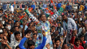 महाराष्ट्र नगर परिषद चुनाव में AIMIM की जीत के बाद समर्थकों की भीड़