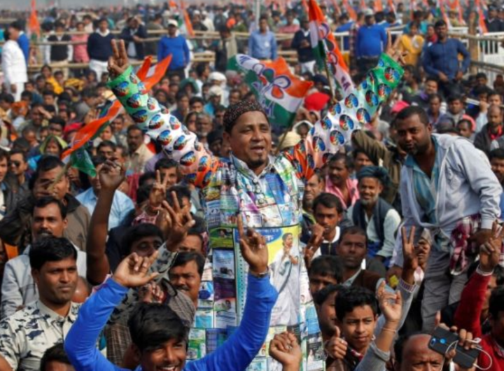 महाराष्ट्र नगर परिषद चुनाव में AIMIM की जीत के बाद समर्थकों की भीड़